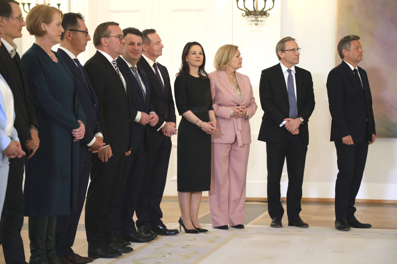 Von den 16 Ministern erhalten 15 ein Übergangsgeld.