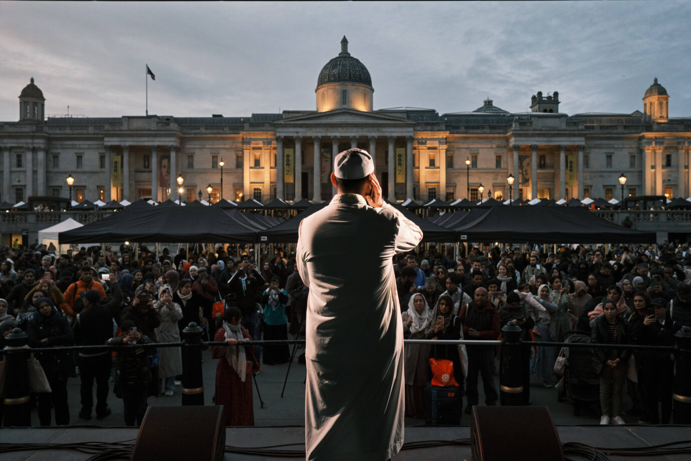 Das Bild zeigt eine Iftar-Veranstaltung in Großbritannien.