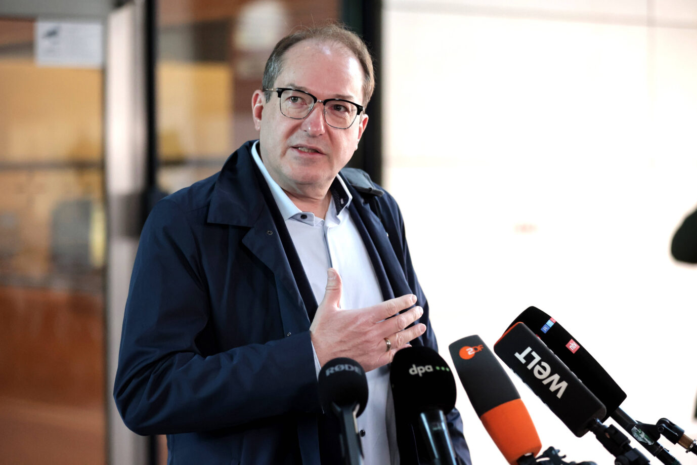 News Bilder des Tages Alexander Dobrindt, CSU, Ankunft zu den Koalitionsverhandlungen zwischen CDU/CSU und SPD. Er äußerte sich zu Beamten, die AfD-Mitglieder sind., Willy-Brandt-Haus, DEU, Berlin, 04.04.2025 *** Alexander Dobrindt, CSU, Arrival at the coalition negotiations between CDU CSU and SPD, Willy Brandt Haus, DEU, Berlin, 04 04 2025