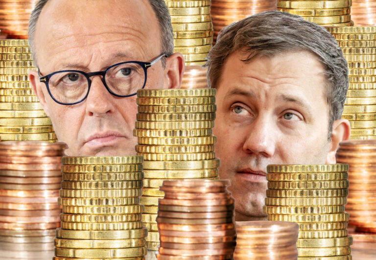 Köpfe von Merz und Klingbeil zwischen Geldmünzen. Die Steuereinnahmen steigen unerwartet an.