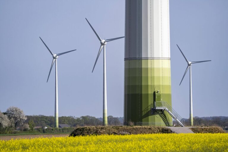 Eine Windkraftanlage steht in Nordrhein-Westfalen – aufgrund der Windflaute konnte sie im April aber nicht besonders viel Strom erzeugen, weswegen Deutschland viel Strom importieren mußte