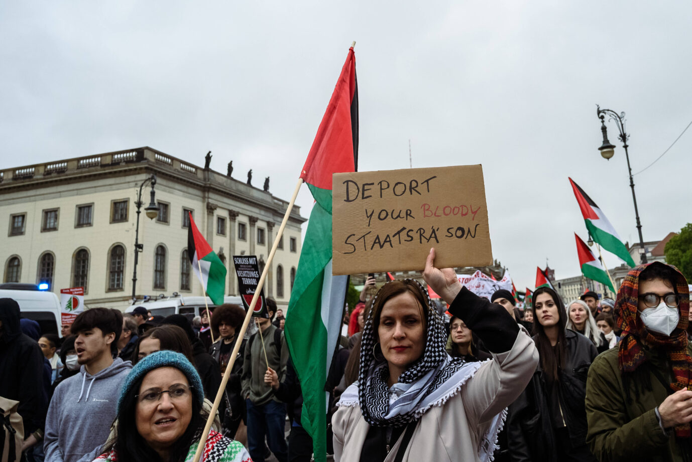 Eine Frau hält ein Schild bei einer Pali-Demo hoch. Die Pressefreiheit wird dort am häufigsten eingeschränkt durch Angriffe.