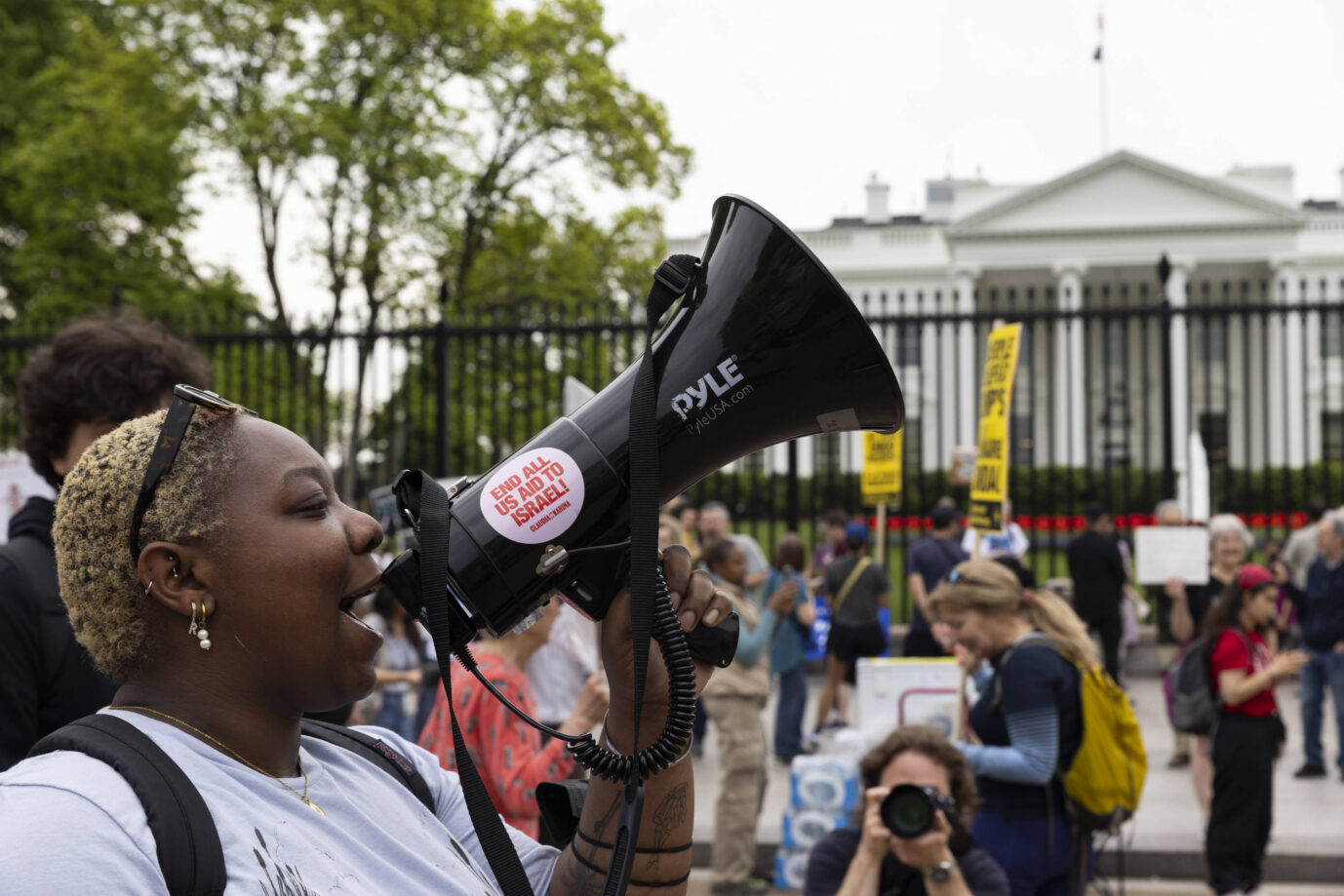 Anti-Trump-Protest in Washington, D. C.: Demonstranten versammeln sich bei einem Anti-Trump-Protest vor dem Weißen Haus in Washington, D. C., am 19. April 2025. Neben der nationalen Hauptstadt versammeln sich Demonstranten auch in anderen Großstädten des Landes. Eine schwarze Frau demonstriert gegen US-Präsident Trump: Weiße Amerikaner verlieren zunehmend ihr Verständnis. Foto: IMAGO / NurPhoto