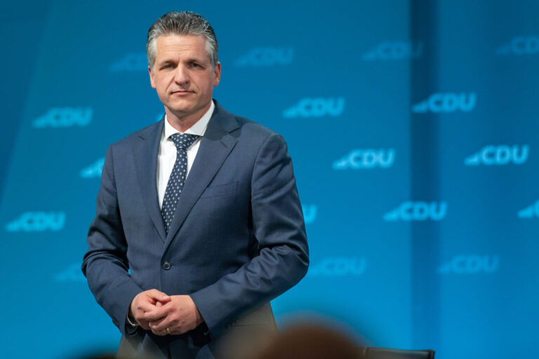 Kanzleramtsminister Thorsten Frei (CDU) bei einer Pressekonferenz vor CDU-Hintergrund. Der CDU-Politiker äußerte sich offen für eine Neubewertung des bisherigen Ausschlusses von Kooperationen mit der Linkspartei.