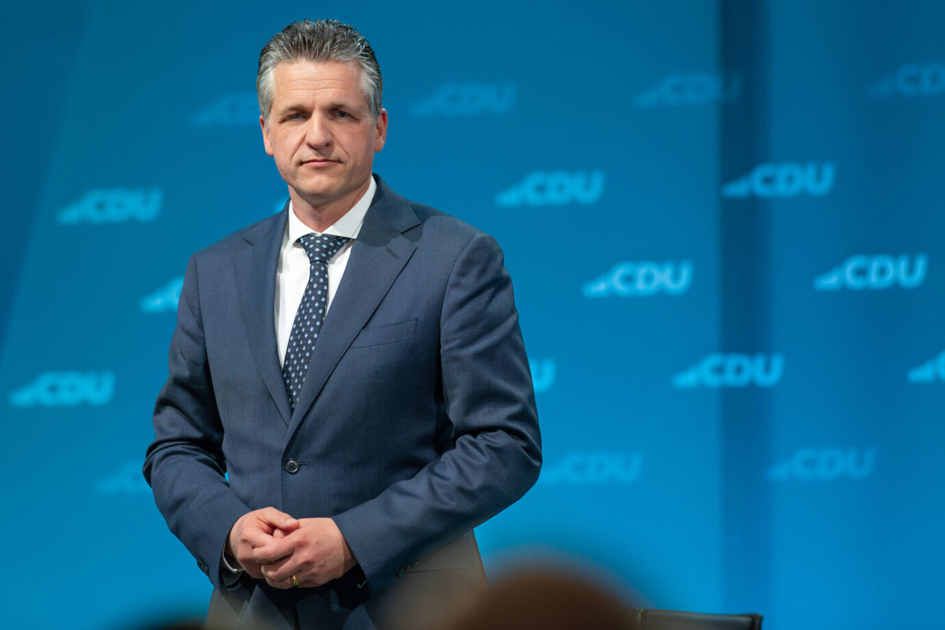 Kanzleramtsminister Thorsten Frei (CDU) bei einer Pressekonferenz vor CDU-Hintergrund. Der CDU-Politiker äußerte sich offen für eine Neubewertung des bisherigen Ausschlusses von Kooperationen mit der Linkspartei.