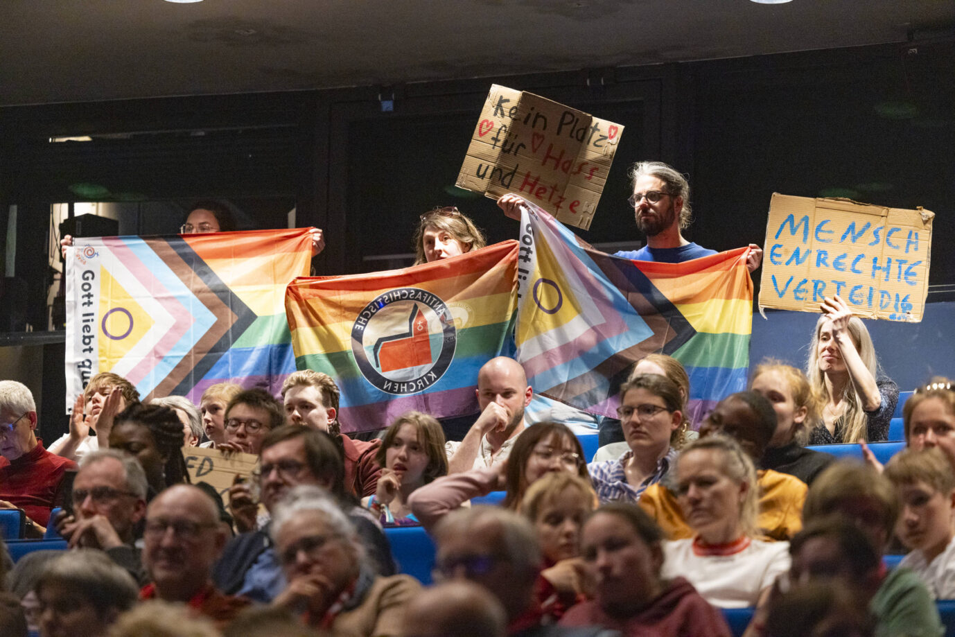 Die "Antifaschistische Kirche" fordert auf dem Kirchentag das AfD-Verbot.
