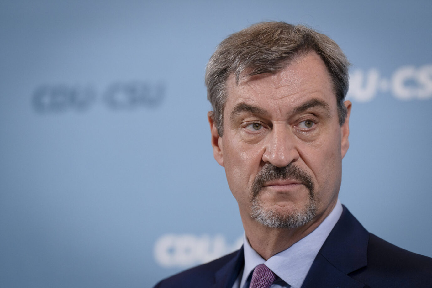 CSU-Chef Markus Söder schaut etwas merkwürdig und hält nicht viel von AfD-Verbotsplänen.