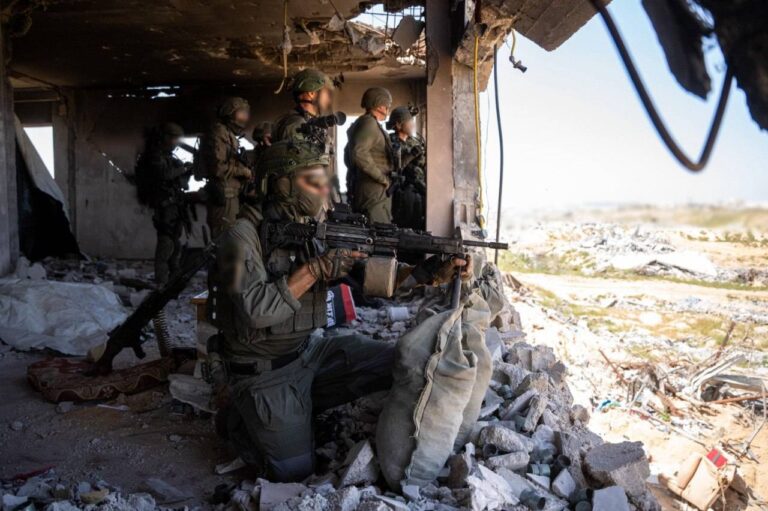 Soldaten der IDF in einem zerstörten Haus. Israel kündigt eine neue Offensive an.