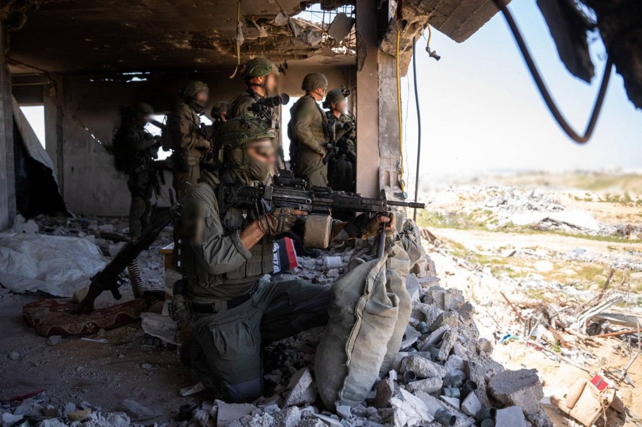 Soldaten der IDF in einem zerstörten Haus. Israel kündigt eine neue Offensive an.