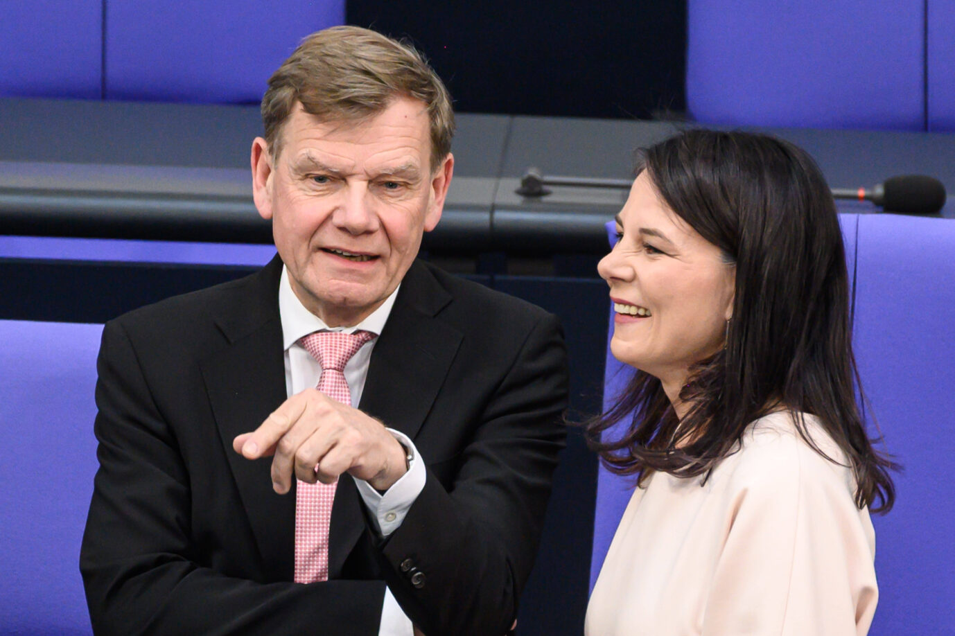 Berlin, Kanzlerwahl im Bundestag: Annalena Baerbock (Grüne) und Johann Wadephul (CDU) unterhalten sich im Rahmen der Sitzung des Deutschen Bundestags am 06.05.2025 in Berlin nach der Kanzlerwahl. Berlin, Bundestag, Berlin, Deutschland. Auch unter CDU‑Führung schweigt das Auswärtige Amt zu den „meldeberechtigten“ NGOs im Bundesaufnahmeprogramm Afghanistan. Derweil zeigen interne Nachrichten das Ausmaß der Betrügereien. Außenminister Johann Wadephul (CDU) mit seiner Amtsvorgängerin Annalena Baerbock (Grüne): Beide schweigen zur NGO-Praxis. Foto: IMAGO / Christian Spicker