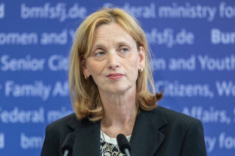 Karin Prien bei einer Pressekonferenz des Bildungsministeriums. Sie befürwortet ein Handyverbot an Schulen.