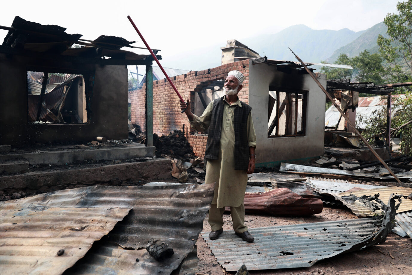 Ein Mann steht in den Trümmern seines Hauses. Der Konflikt zwischen Indien und Pakistan um Kaschmir fordert neue Opfer. China mahnt.