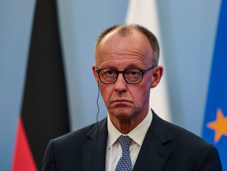 Bundeskanzler Friedrich Merz (CDU) in Warschau: Migration sei demnach ein europäisches Problem, welches man „gemeinsam“ lösen wolle. (Themenbild)