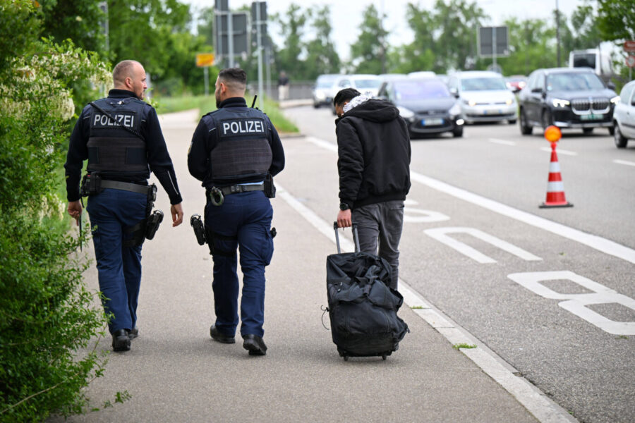 UN. Asyl. Polizeibeamte weisen einen Mann zurück und begleiten ihn zur französischen Grenze. Wenige Stunden nach dem Antritt der neuen Bundesregierung hat der Bundesinnenminister Alexander Dobrindt entschieden, daß künftig auch Asylsuchende an den Landgrenzen zurückgewiesen werden können. Das UN-Flüchtlingshilfswerk warnt vor den Folgen der neuen deutschen Asylpraxis. Seit vergangener Woche sollen Asylsuchende an den Grenzen abgewiesen werden – eine Entscheidung, die laut UNHCR die internationale Verantwortung untergraben könnte. Foto: IMAGO / onw-images