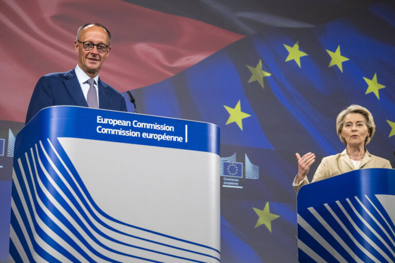 Friedrich Merz (l.) steht mit Ursula von der Leyen auf einer Bühne. Die Wachstumsprognose der EU für Deutschland wurde deutlich gesenkt.