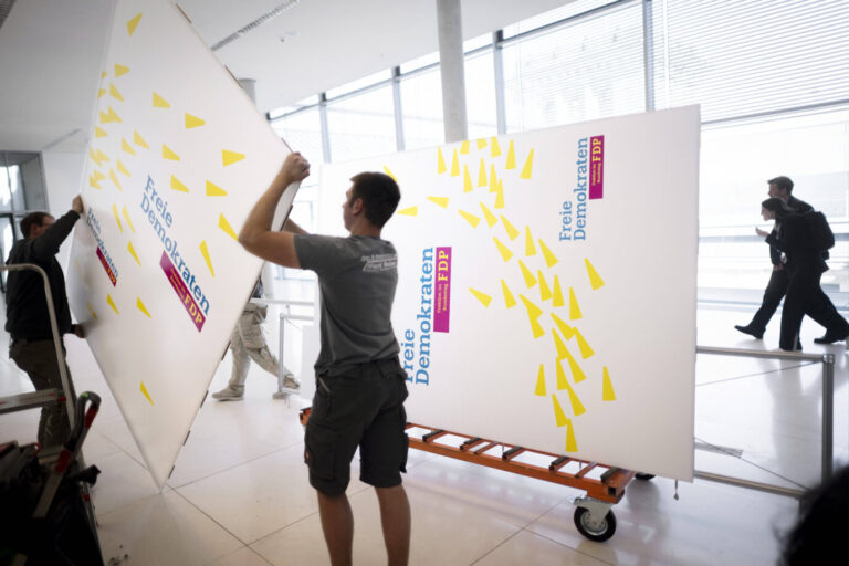 FDP Fraktion Bundestag DEU, Deutschland, Germany, Berlin, 06.05.2025 Arbeiter beim Abbau der Stellwand mit dem Logo der Partei FDP Freie Demokraten fuer Pressekonferenzen vor dem Fraktionssaal der Fraktion der Partei FDP auf der Fraktionsebene im Deutscher Bundestag im Berliner Rechstag im Deutschen Bundestag in Berlin Deutschland . Nach dem schlechten Ergebnis mit weniger als 5 Prozent werden die Freidemokraten bei der Bundestagswahl wird die Partei nicht mehr im Bundestag vertreten sein en: Workers dismantling the display board with the logo of the FDP Free Democrats party for press conferences in front of the FDP parliamentary group s parliamentary group hall at the parliamentary level in the German Bundestag in Berlin Germany . After th
