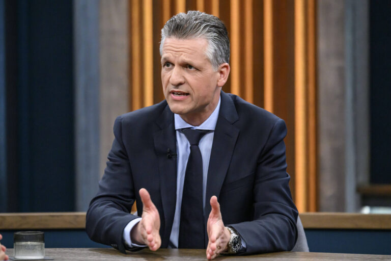 Der Kanzleramtschef Thorsten Frei sitzt bei "Caren Miosga". Die Rentenpläne von Bärbel Bas weist er zurück.
