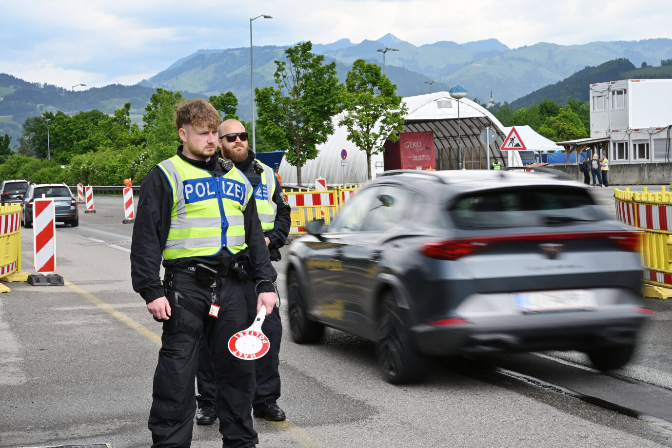 Die Grenzkontrollen sollen eines der zentralste Versprechen von Kanzler Merz (CD) einlösen. Doch die Polizei ist bereits nach den ersten Wochen am Limit. IMAGO / Sven Simon