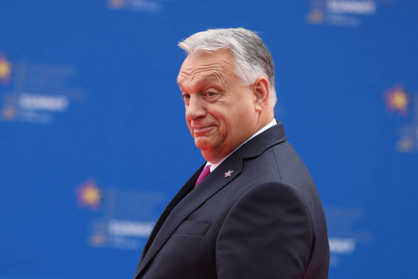 Der Ministerpräsident von Ungarn Viktor Orbán in Albanien. Die EU-Kommission erwägt neue Sanktionen.