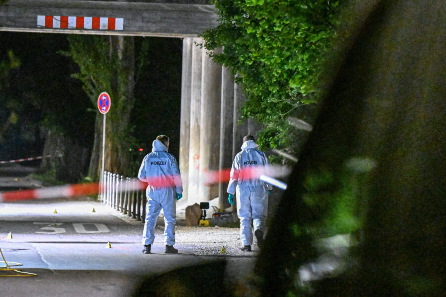 Die Spurensicherung nach einem Polizeieinsatz in Göppingen. Bald sollen die Forensiker Spuren auch auf die Herkunft mutmaßlicher Täter hin untersuchen dürfen. Foto: IMAGO / onw-images