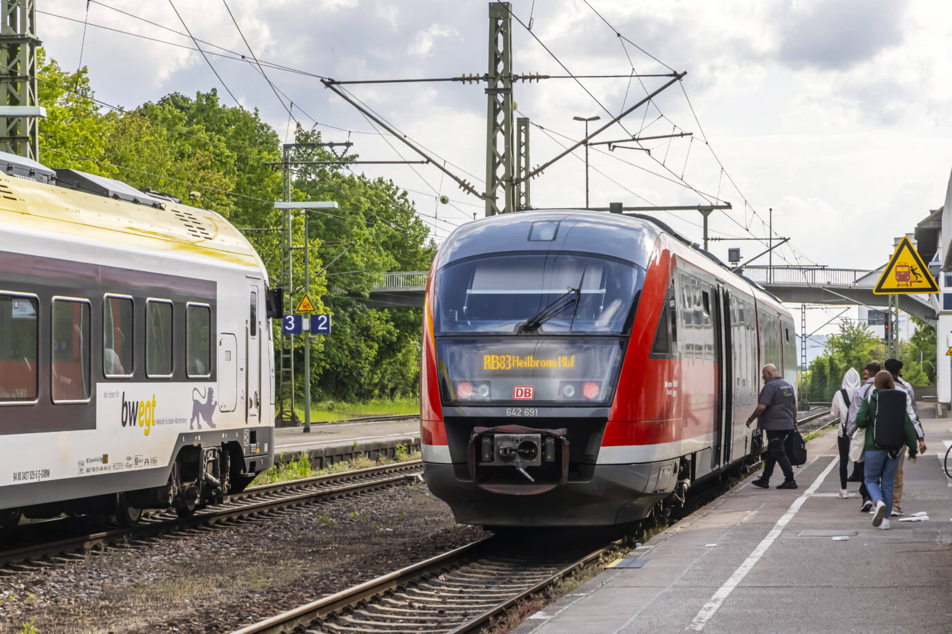 In einem Regionalzug soll es zu einem Rassismus-Eklat gekommen sein. Die Deutsche Bahn prüft. Symbolbild: IMAGO / Arnulf Hettrich