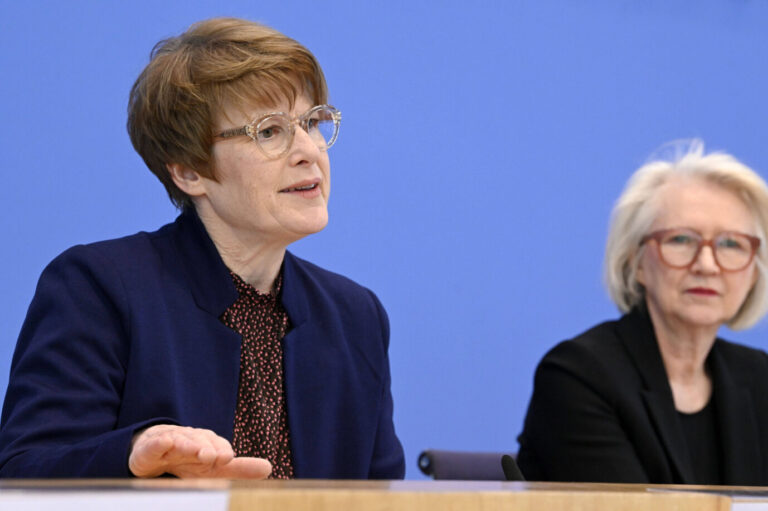 Die Wirtschaftsweisen stellen ihre Wachstumsprognose vor. Auch die Auftragslage deutscher Unternehmen ist schlecht