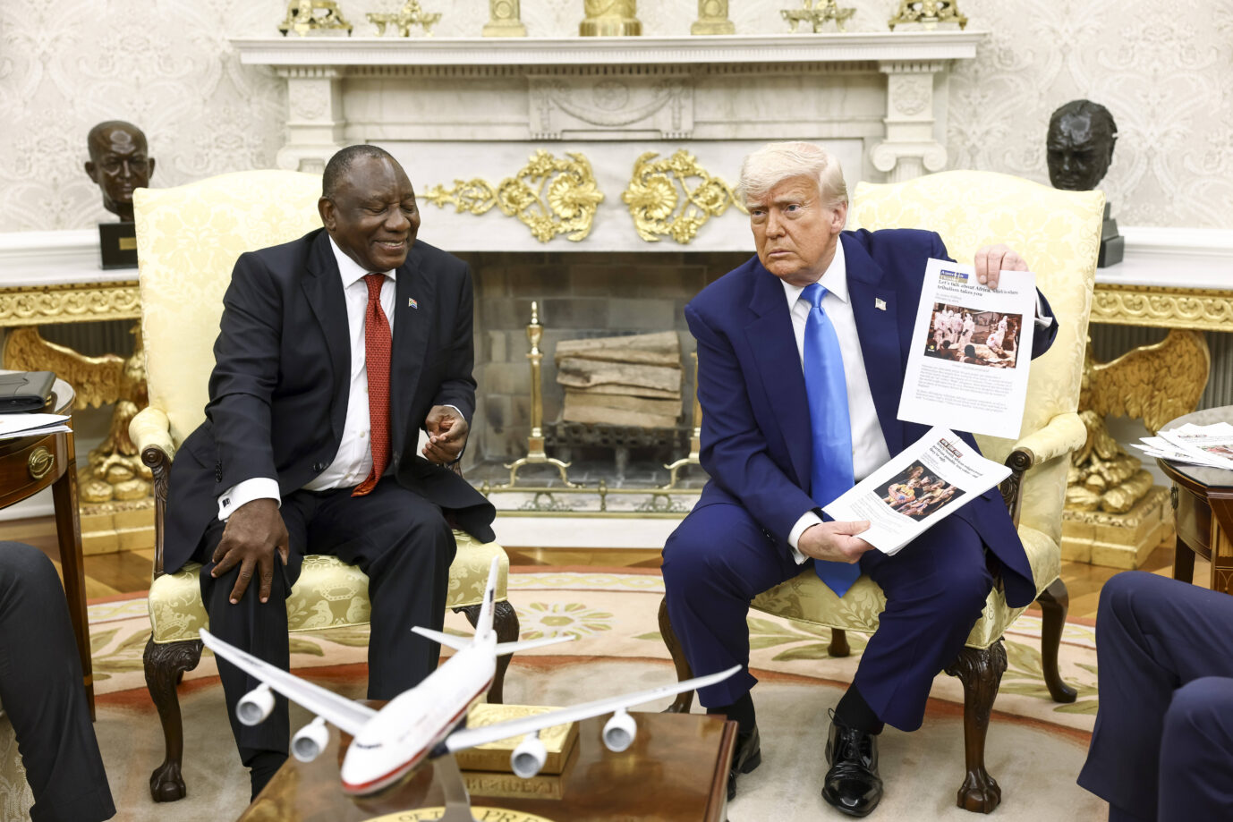 Trump begrüßt den südafrikanischen Präsidenten Ramaphosa. US-Präsident Donald J. Trump, rechts, hält während eines Treffens mit dem südafrikanischen Präsidenten Cyril Ramaphosa im Oval Office des Weißen Hauses in Washington, DC, USA, am 21. Mai 2025 einen Nachrichtenartikel über die Gewalt in Südafrika hoch. Ramaphosas Besuch erfolgt eine Woche, nachdem Trump behauptet hatte, dass in Südafrika ein Völkermord im Gange sei, und 59 Afrikanern den Flüchtlingsstatus zuerkannte. US-Präsident Donald Trump zeigt Südafrikas Präsident Cyril Ramaphosa Beweise für rassistische Gewalt gegen Weiße in Südafrika. Foto: IMAGO / Newscom / AdMedia