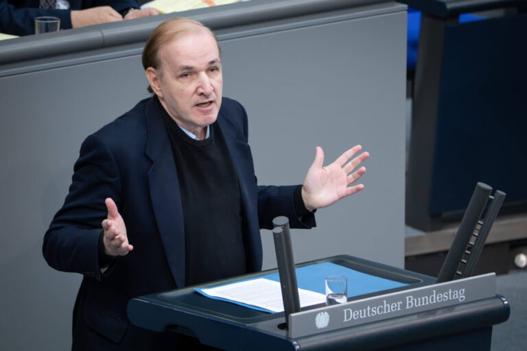 Gottfried Curio am Rednerpult des Deutschen Bundestags. Die Migrationswende der Schwarz-Roten Koalition kritisiert er scharf.