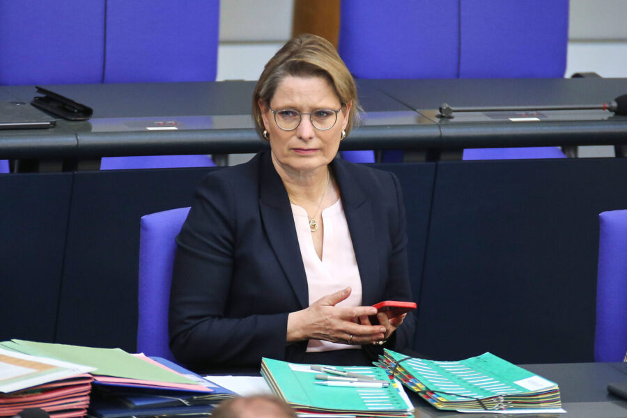 Stefanie Hubig (SPD) sitzt mit ernstem Blick im Bundestag, hält ein Smartphone in der Hand. Vor ihr liegen mehrere Aktenordner und Stifte auf dem Tisch. Bundesjustizministerin Stefanie Hubig während einer Sitzung im Bundestag: Die Sozialdemokratin schließt ein AfD-Verbotsverfahren nicht aus. Foto: IMAGO / dts Nachrichtenagentur