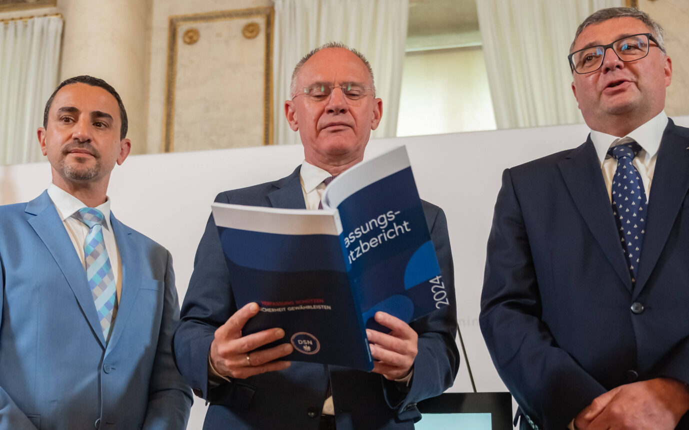 Extrem. Präsentierten den Bericht: Der Direktor der Direktion Staatsschutz und Nachrichtendienst (DSN) Omar Haijawi-Pirchner, ÖVP Bundesminister für Inneres Gerhard Karner und Staatssekretär für Inneres Joerg Leichtfried. Foto: IMAGO / SEPA.Media