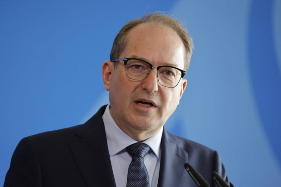 Will die Migrationspolitik der Ampel endgültig beenden: Bundesinnenminister Alexander Dobrindt (CSU). Foto: IMAGO / Metodi Popow