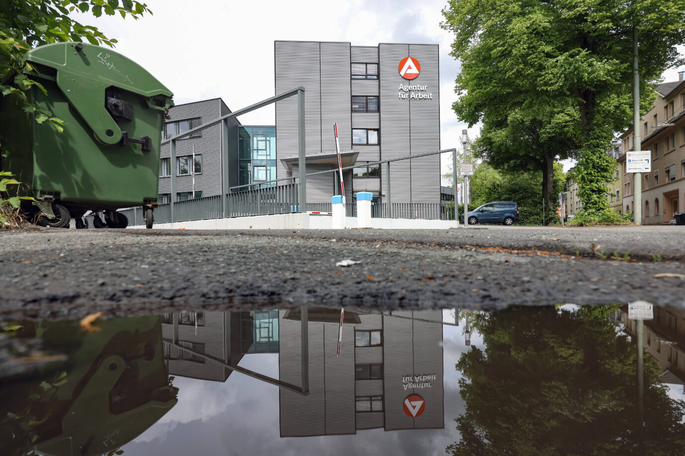 Die Bundesagentur für Arbeit erwartet ein Milliardenloch – Rücklagen sind aufgebraucht. Nun muß der mit einem Darlehen aushelfen. Das Gebaeude Gebäude mit Logo und Schriftzug der Agentur fuer für Arbeit in der Emilienstrasse Emilienstraße in Siegen. Das Gebaeude Gebäude spiegelt sich in einer Pfuetze Pfütze. Agentur fuer für Arbeit am 28.05.2025 in Siegen/Deutschland. *** The building with logo and lettering of the Agentur für Arbeit in the Emilienstrasse Emilienstraße in Siegen The building is reflected in a puddle of water Agentur für Arbeit on 28 05 2025 in Siegen Germany