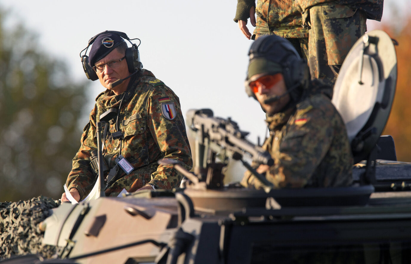 Der Kommandeur der Deutsch-Französischen Brigade, Brigadegeneral Peter Mirow links beobachtet die Brigadeübung Feldberg 2019 auf dem Truppenübungsplatz Baumholder. Die Deutsch-Französiche Brigade DF-Brigade führt im Oktober 2019 die Übung Feldberg auf dem Truppenübungsplatz Baumholder durch. Teil der Übung ist am 14. Oktober 2019 die Operation Thunderstruck im scharfen Schuss. Brüssel will mehr Geld für Rüstung ausgeben. Baumholder Rheinland-Pfalz Deutschland *** Commander of the German French Brigade, Brigadier General Peter Mirow left observes the Feldberg 2019 brigade exercise at the Baumholder military training area The German French Brigadier DF Brigadier conducts the Feldberg exercise at the Baumholder military training area in October 2019 Part of the exercise is Operation Thunderstruck in the sharp shot Baumholder Rheinland Pfalz Germany on 14 October 2019