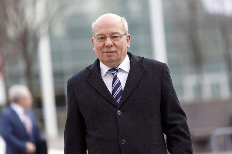 Das Bild zeigt Rainer Wendt. Er spricht sich für mehr polizeiliche Befugnisse bei DNA-Analysen aus.