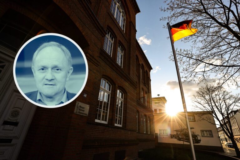 Eine Deutschlandflagge vor dem Roland-Gymnasium in Burg, Sachsen-Anhalt: Warum eigentlich nicht an allen Schulen? (Themenbild/Collage)