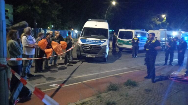Die Ex-Klima-Kleber der „Neuen Generation“ bei ihrer Blockade der Axel-Springer-Druckerei. Foto: Neue Generation