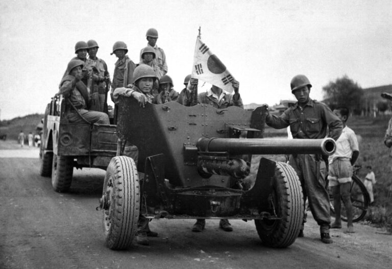 Südkoreanische Soldaten bringen eine Anti-Panzerkanone in Position.
