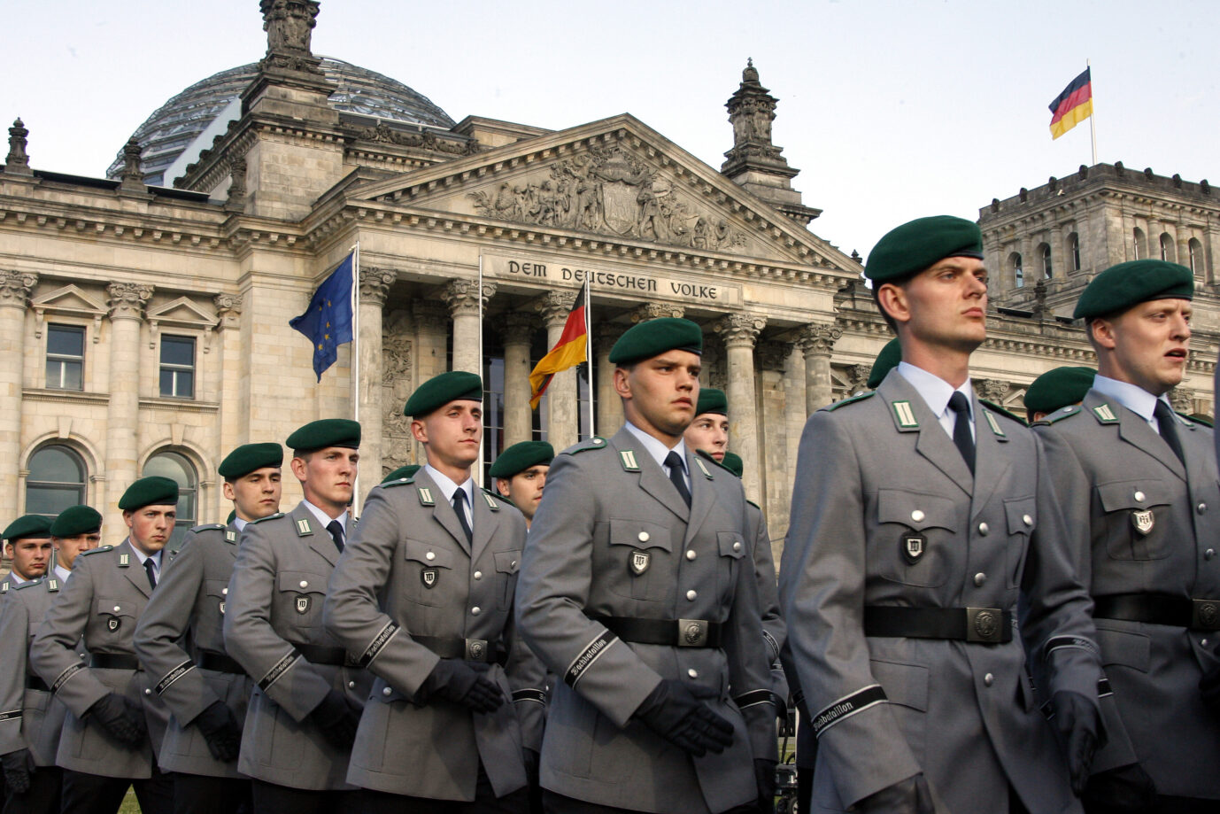 Wie viele Bundestagsabgeordnete, die bald über die Wiedereinführung der Wehrpflicht entscheiden, haben eigentlich selbst Wehrdienst geleistet? Die Junge Freiheit hat die Daten recherchiert.