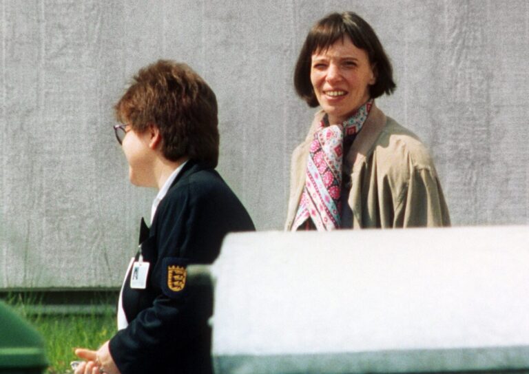Die ehemalige RAF-Terroristin Susanne Albrecht (r.) auf dem Weg zum Prozeß.