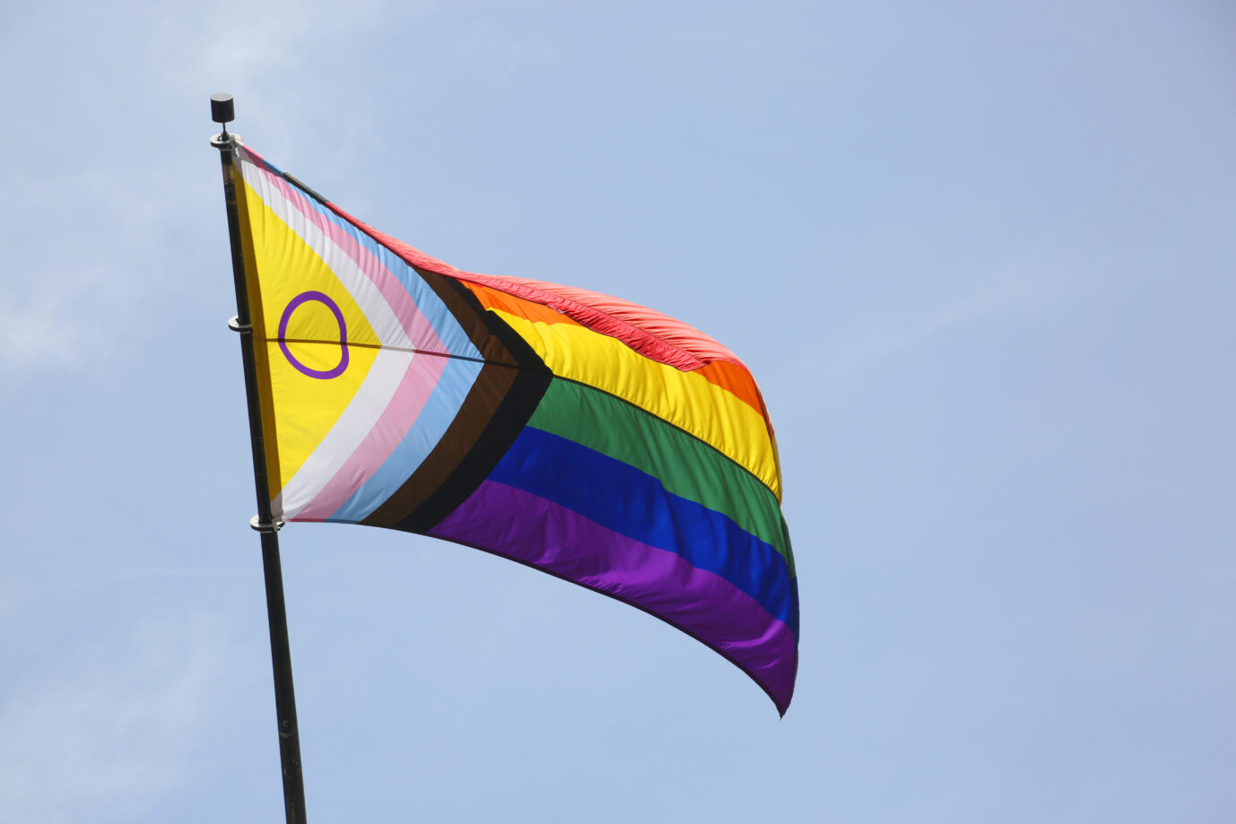 Regenbogen. Die besonders bunte Flagge sorgt in einem Schulhort für Ärger unter Eltern.