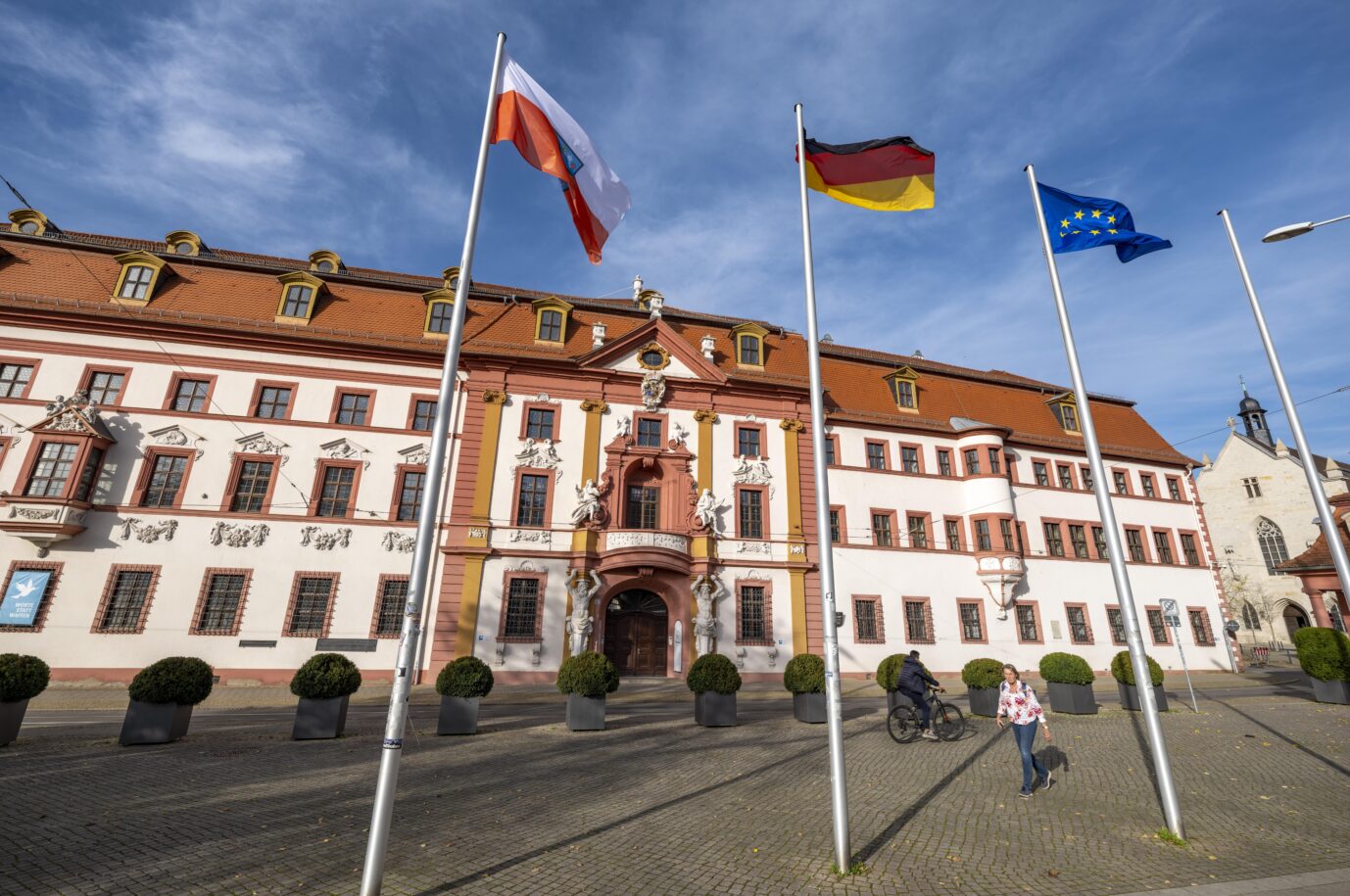 AfD-Antrag: Schon jetzt wehen vor der Thüringer Staatskanzlei in Erfurt die Landes-, die Deutschland- und die EU-Fahne.