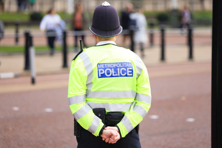 Ein Polizist beim Buckingham-Palast: Im britischen Rotherham stehen drei Männer wegen Vergewaltigung vor Gericht. Foto: picture alliance / Fotostand | Fotostand / Freitag