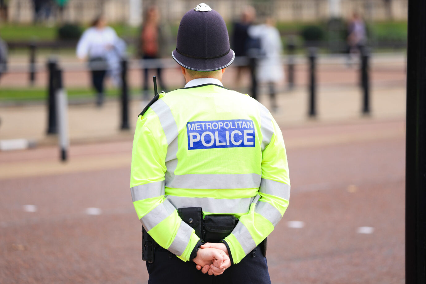 Ein Polizist beim Buckingham-Palast: Im britischen Rotherham stehen drei Männer wegen Vergewaltigung vor Gericht. Foto: picture alliance / Fotostand | Fotostand / Freitag