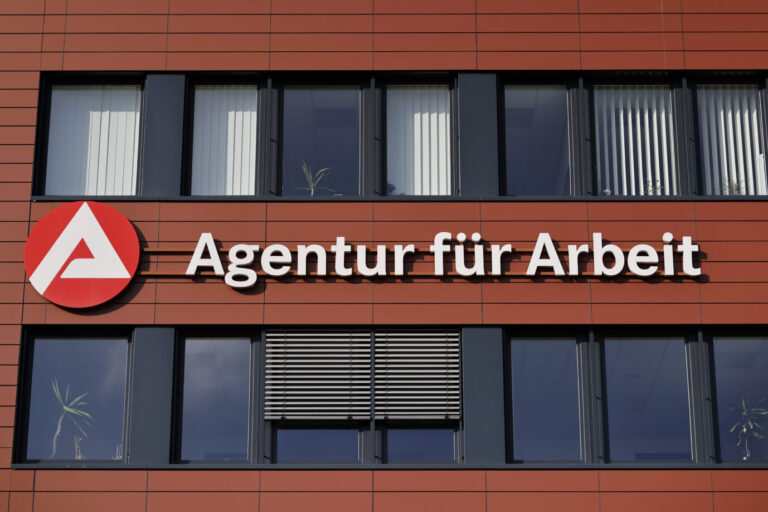 Die Zahl der Bürgergeld-Aufstocker wächst erstmals wieder.