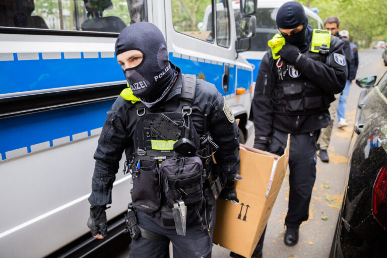 Hausdurchsuchung in Berlin: Die Polizei ruft zur Denunziation auf.
