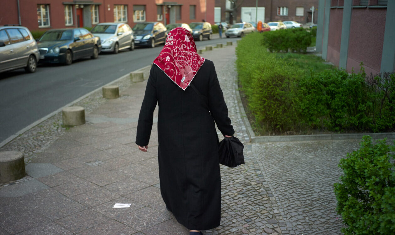 Frau mit Kopftuch (Symbolbild): Eine Migrantin kassiert eine Klatsche vor dem Sozialgericht