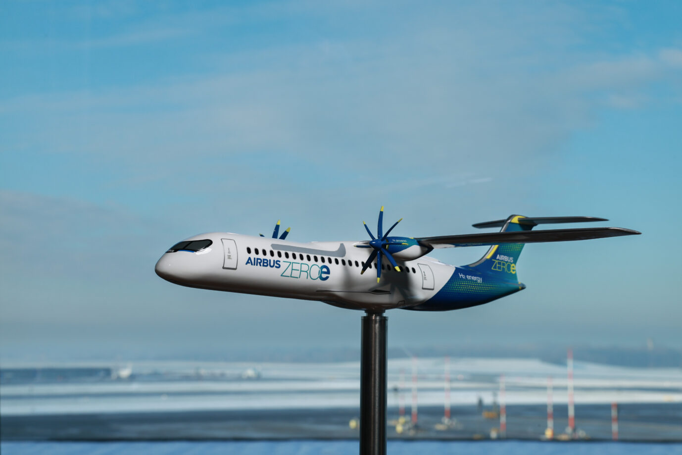 Ein Konzeptmodell eines Zero e Airbusses wird während einer Pressekonferenz zur Unterzeichnung des Kooperationsvertrages „Hydrogen Hub at Airports“ zwischen dem Flughafen Hamburg und Airbus gezeigt. Als erster deutscher Flughafen tritt Hamburg dem internationalen Netzwerk bei. Ziel ist es, eine Infrastruktur für die Nutzung von Wasserstoff in der Luftfahrt zu erforschen und voranzutreiben.
