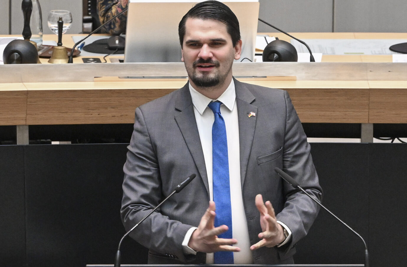 Der Abgeordnete Marc Vallendar (AfD) spricht auf der Plenarsitzung des Berliner Abgeordnetenhauses. Der Senat muß künftig Anfragen zu den Vornamen deutscher Tatverdächtiger bei Messerangriffen herausgeben.