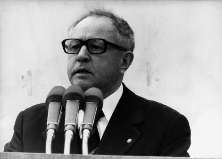 Mielke, Erich Politiker (SED); Minister für Staatssicherheit der DDR 195789, Vollmitgl. d. Politbüros d. ZK d. SED 197689; 19072000.  Großkundgebung zum internationalen Gedenktag für die Opfer des Faschismus auf dem Bebelplatz in Ostberlin am 14. September 1980: Erich Mielke hält eine Ansprache. Foto.