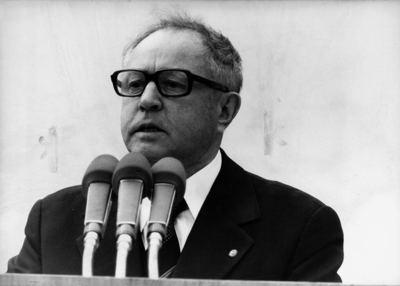 Mielke, Erich Politiker (SED); Minister für Staatssicherheit der DDR 195789, Vollmitgl. d. Politbüros d. ZK d. SED 197689; 19072000.  Großkundgebung zum internationalen Gedenktag für die Opfer des Faschismus auf dem Bebelplatz in Ostberlin am 14. September 1980: Erich Mielke hält eine Ansprache. Foto.